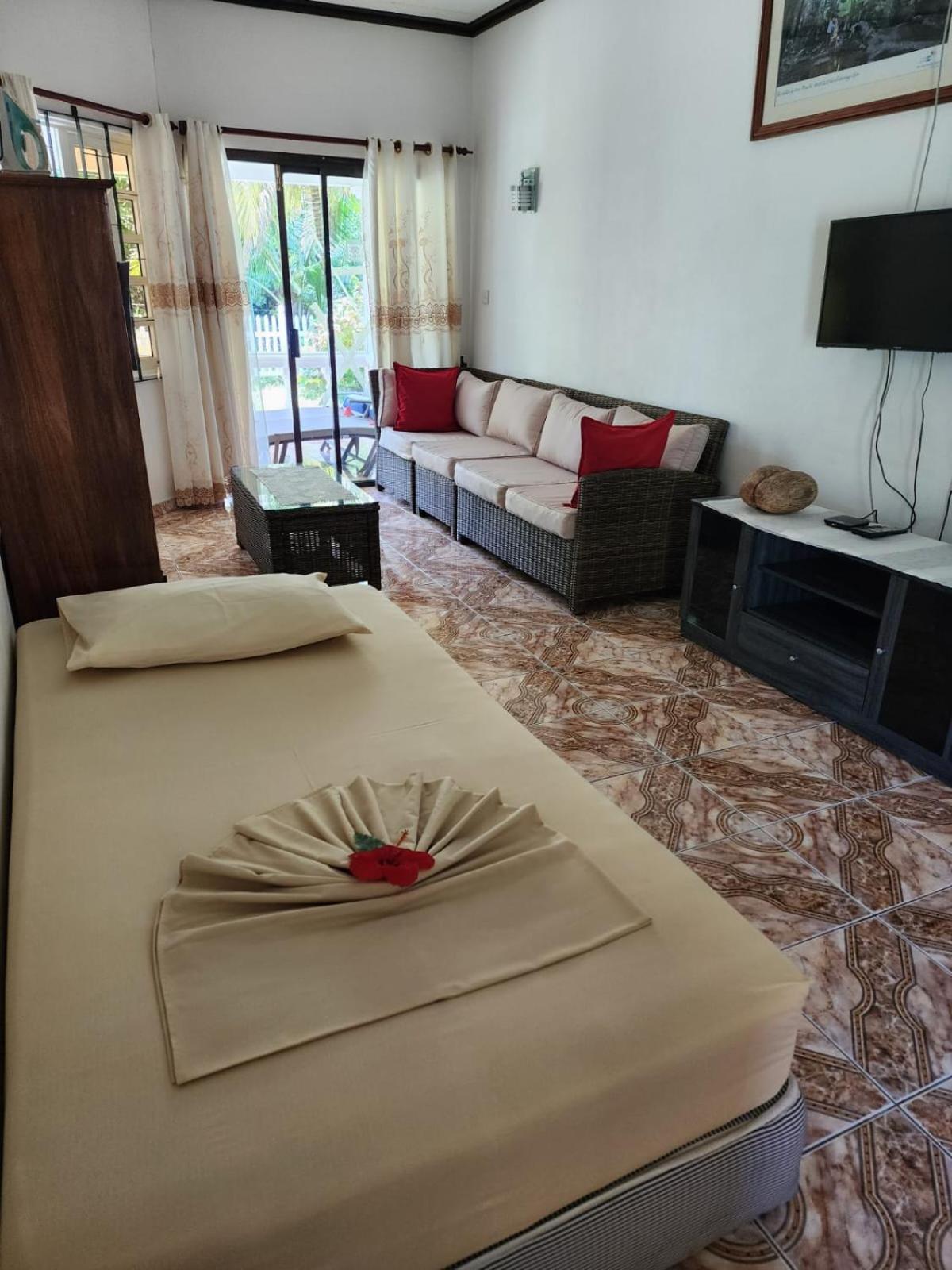 Skyblue Guesthouse - Self Catering باي سانت آن المظهر الخارجي الصورة