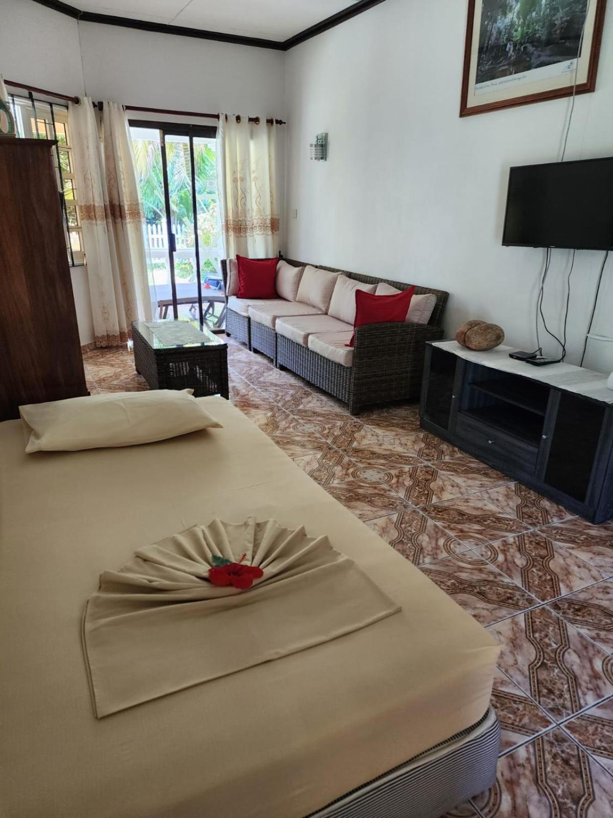 Skyblue Guesthouse - Self Catering باي سانت آن المظهر الخارجي الصورة