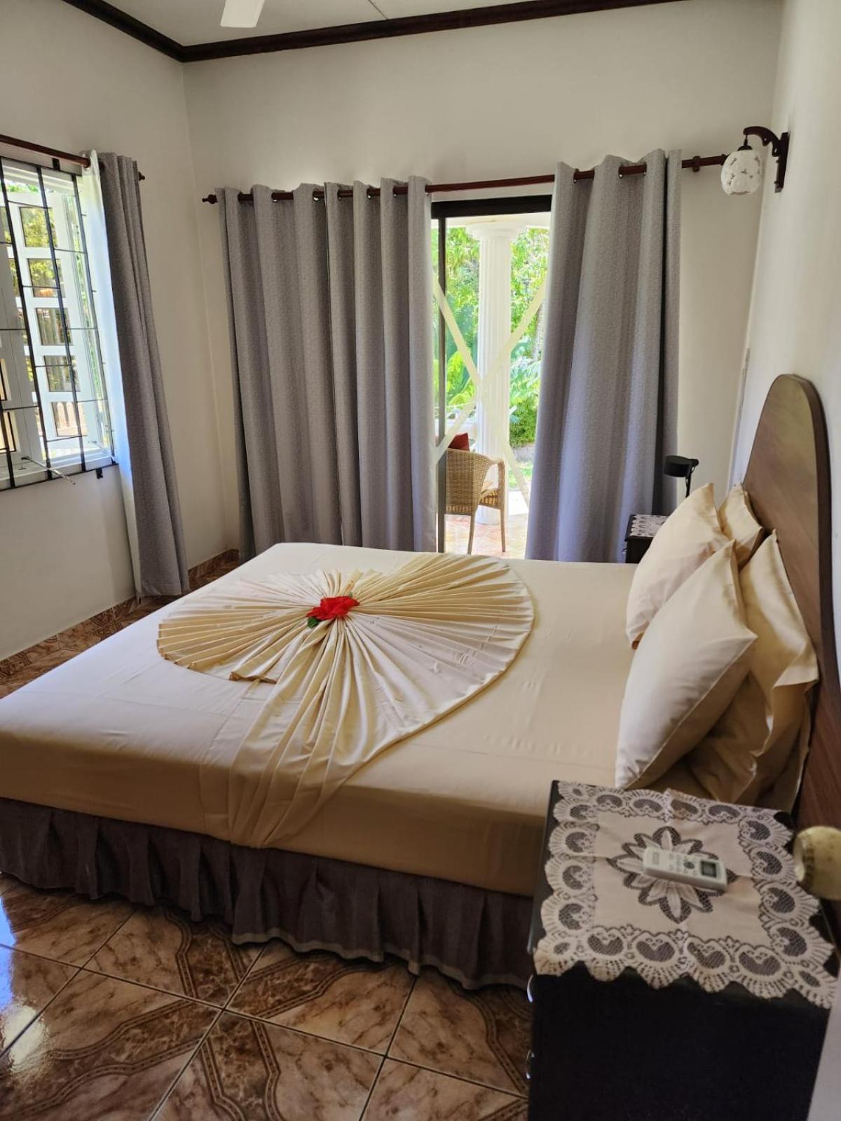 Skyblue Guesthouse - Self Catering باي سانت آن المظهر الخارجي الصورة